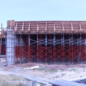 Aktivitas pengecoran konstruksi bangunan dengan penggunaan scaffolding main frame
