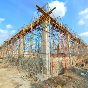 Proyek pembangunan gedung di Solo menggunakan scaffolding besi untuk perancah konstruksi yang aman dan kokoh