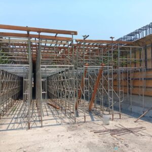 Proses pengecoran bangunan di Solo pada tahap pekerjaan struktur konstruksi