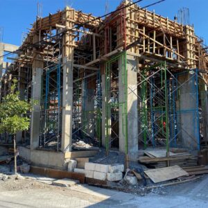 Aktivitas pembangunan rumah tinggal dengan perancah scaffolding di lokasi proyek