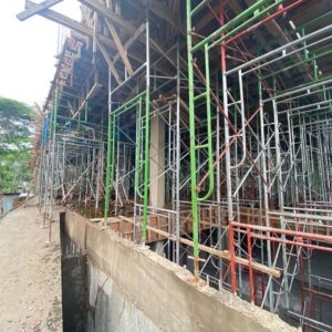 Proyek pembangunan rumah dengan penggunaan scaffolding sebagai perancah konstruksi