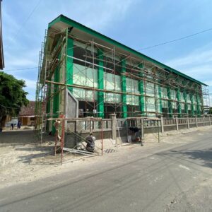 Proses pengecatan bangunan di Solo pada tahap finishing proyek konstruksi